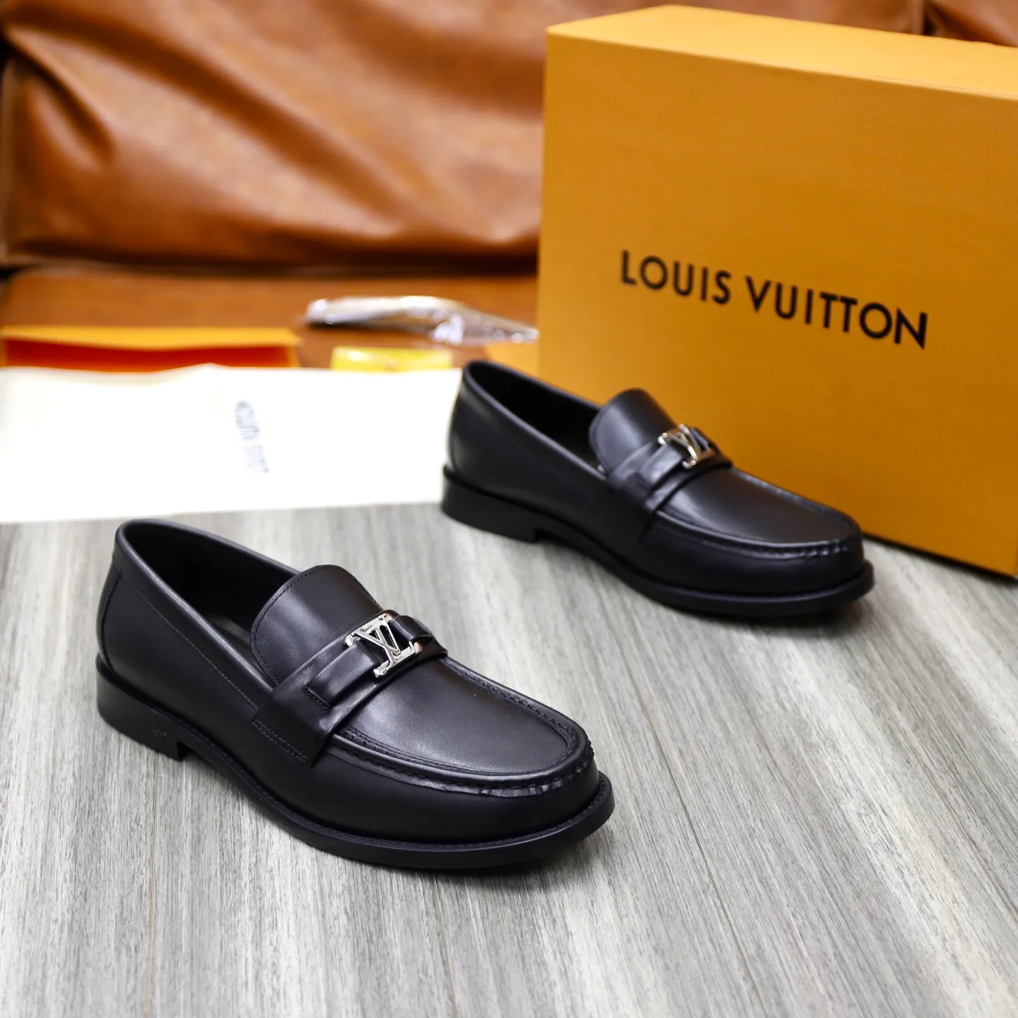 Men's shoes 💰: 💰900LV Louis Vuitton slip-on loafers, top quality products produced in Dongguan, ready for sale! This LV Glove loafer is made of selected soft cowhide, with a slightly wrinkled leather surface and a very high-end texture. Each pair is unique. The leather surface is light and soft, with a fine texture and good luster. It is a classic loafer style, with exquisite handmade mark stitching on the toe, and a square toe configuration to highlight the classic style. The horizontal band has hot-printed LV three-dimensional letters, semi-solid handcrafts and a genuine leather outsole, and a rubber patch on the heel to create wear-resistant performance and comfort. One of the must-have loafers for men! Comes with full original packaging! Code number: 38-39-40-41-42-43-44 (38, 45, 46 customized) standard leather shoe code